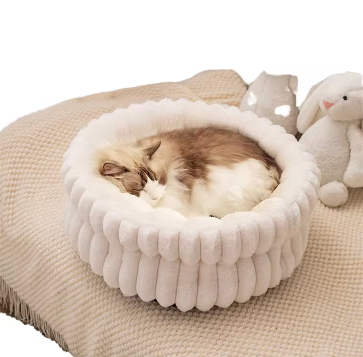 a white corduroy Bedsure ComfyFleece cat bed